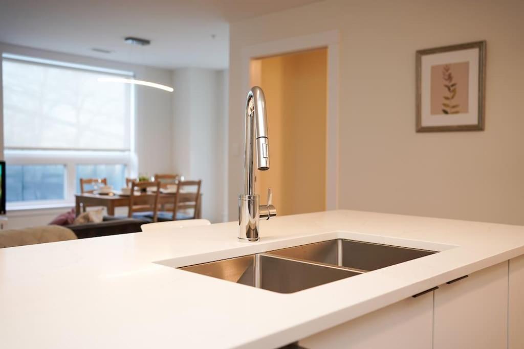 Luxurious Modern 2Br Condo Sleeps 5 Coffee, Ac, Wifi Χάλιφαξ Εξωτερικό φωτογραφία